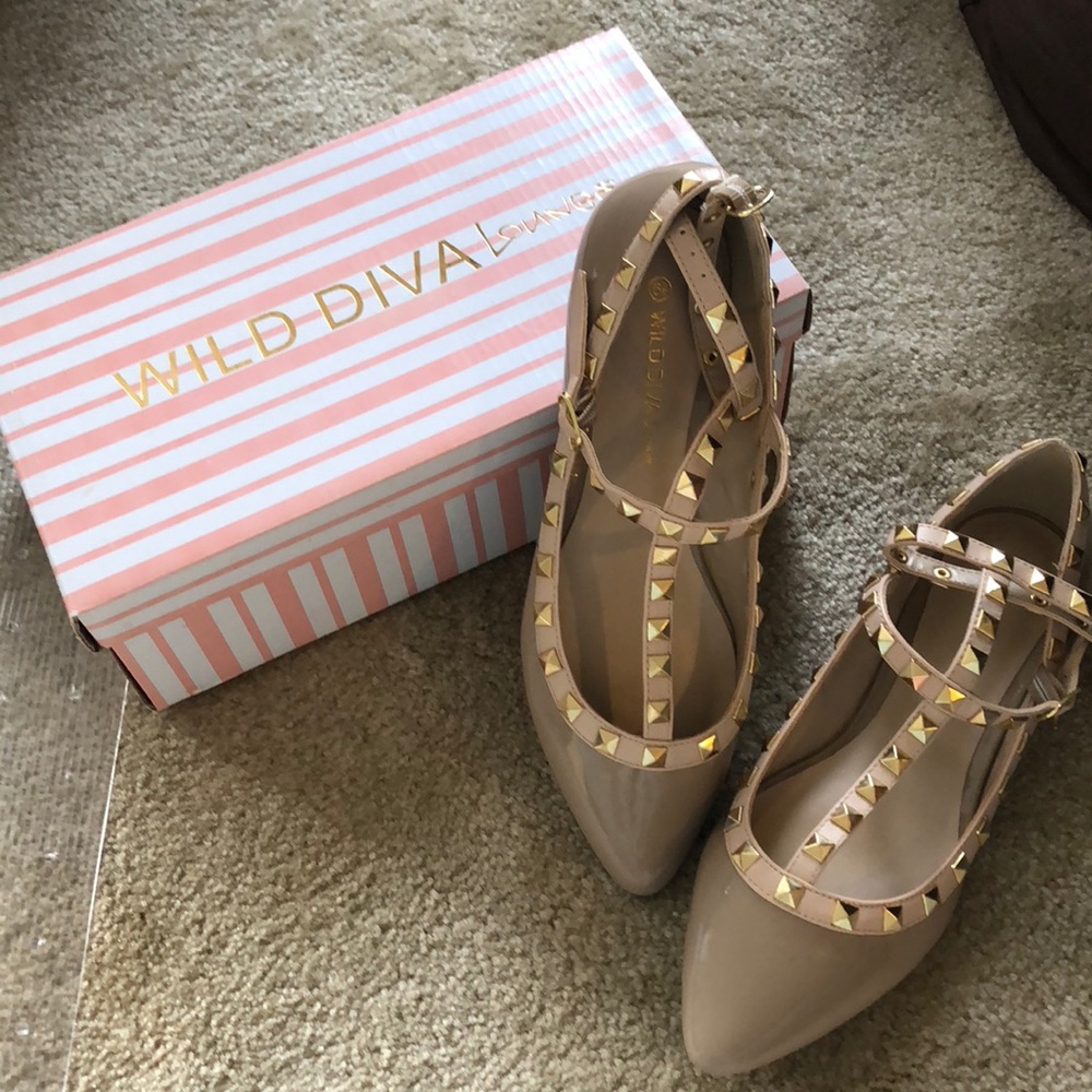 BNIB Wild Diva Lounge Beige Patent Flats 6.5